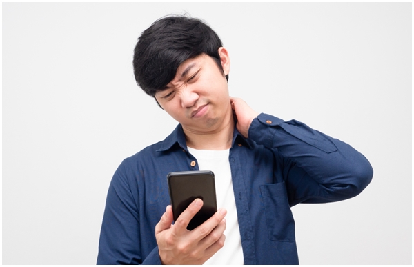 ตื่นตัวแต่ไม่ตื่นตระหนก ! Text Neck Syndrome  หรืออาการปวดคอเรื้อรังของคนติดมือถือ โรคอุบัติการณ์ใหม่ 