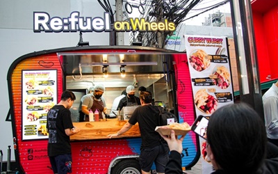 อลอฟท์ กรุงเทพ เปิดตัวฟู้ดทรัค Re:fuel On Wheels จำหน่ายสตรีทฟู้ดเยอรมันยอดนิยมอย่าง Currywurst พร้อมแทรกกลิ่นอายความเป็นไทย