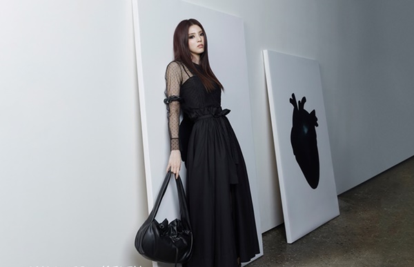 CHARLES & KEITH เปิดตัวคอลเลคชั่น Monochromatic  ที่ได้ร่วมมือกันกับศิลปินภาพวาดประกอบชาวเกาหลี Henn Kim