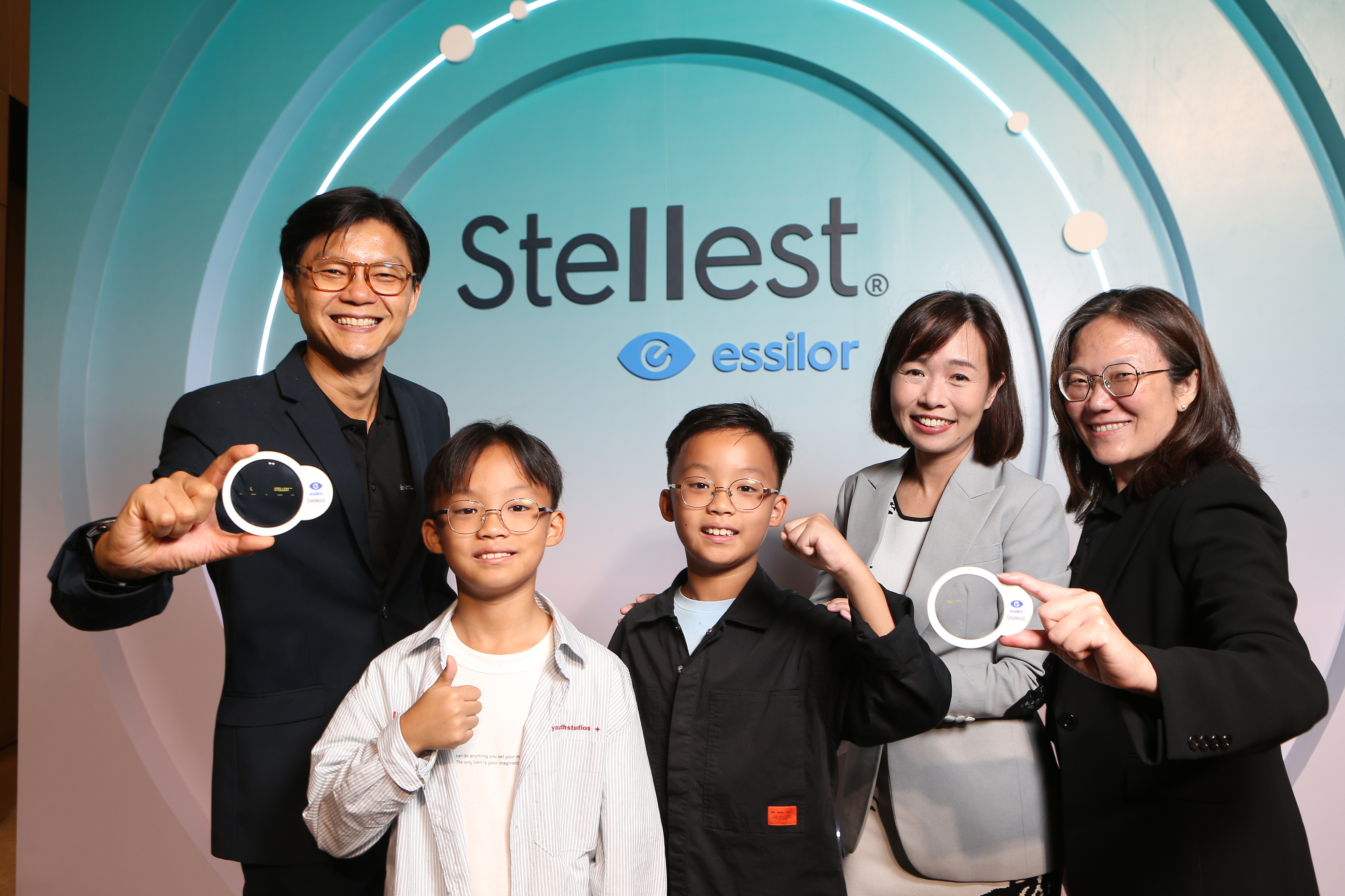 EssilorLuxottica ส่งต่อความมั่นใจให้พ่อแม่ด้วยเลนส์ Stellest®: 