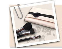 เมื่อซื้อผลิตภัณฑ์ Teint Miracle ใดๆ ครบ 3,800 บาท รับฟรี Mini Brush Setจากลังโคม 